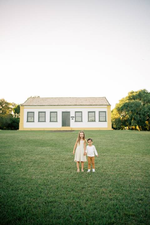 fotografo-em-osorio-litoral-norte-do-rio-grande-do-sul-ensaio-de-familia-grande-geracoes-fotos-leves-espontaneas-atemporais-externas-por-do-sol-parque-historico-osorio-rs'