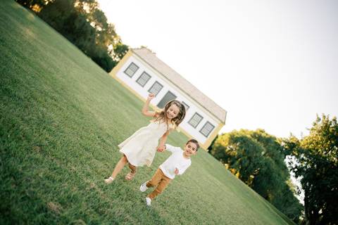 fotografo-em-osorio-litoral-norte-do-rio-grande-do-sul-ensaio-de-familia-grande-geracoes-fotos-leves-espontaneas-atemporais-externas-por-do-sol-parque-historico-osorio-rs'