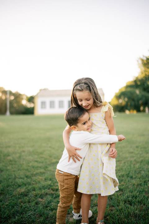 fotografo-em-osorio-litoral-norte-do-rio-grande-do-sul-ensaio-de-familia-grande-geracoes-fotos-leves-espontaneas-atemporais-externas-por-do-sol-parque-historico-osorio-rs'