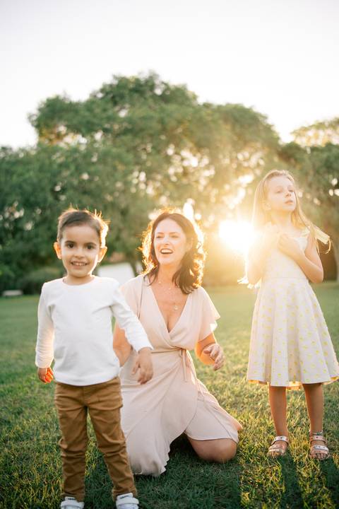 fotografo-em-osorio-litoral-norte-do-rio-grande-do-sul-ensaio-de-familia-grande-geracoes-fotos-leves-espontaneas-atemporais-externas-por-do-sol-parque-historico-osorio-rs'