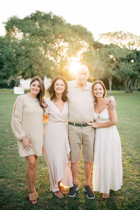 fotografo-em-osorio-litoral-norte-do-rio-grande-do-sul-ensaio-de-familia-grande-geracoes-fotos-leves-espontaneas-atemporais-externas-por-do-sol-parque-historico-osorio-rs'