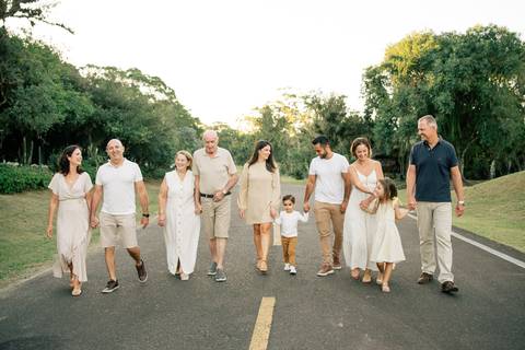 fotografo-em-osorio-litoral-norte-do-rio-grande-do-sul-ensaio-de-familia-grande-geracoes-fotos-leves-espontaneas-atemporais-externas-por-do-sol-parque-historico-osorio-rs'