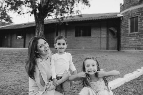 fotografo-em-osorio-litoral-norte-do-rio-grande-do-sul-ensaio-de-familia-grande-geracoes-fotos-leves-espontaneas-atemporais-externas-por-do-sol-parque-historico-osorio-rs'