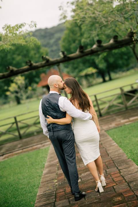 fotografo-em-osorio-litoral-norte-do-rio-grande-do-sul-felipe-lopes-fotografia-ensaio-de-pre-wedding-noivos-pre-casamento-casal-externo-natureza-espontaneo-ecoland-hotel-igrejinha-fotos-na-chuva'