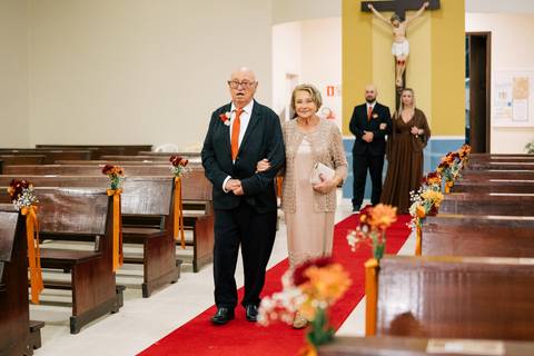 fotografo-em-osorio-litoral-norte-rio-grande-do-sul-felipe-lopes-fotografia-cerimonia-noturna-de-casamento-na-igreja-catolica-fotos-na-chuva-noivos'