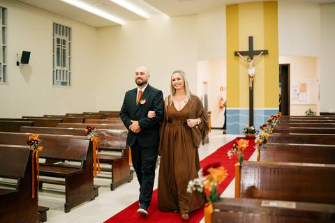 fotografo-em-osorio-litoral-norte-rio-grande-do-sul-felipe-lopes-fotografia-cerimonia-noturna-de-casamento-na-igreja-catolica-fotos-na-chuva-noivos'