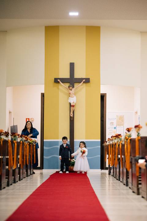fotografo-em-osorio-litoral-norte-rio-grande-do-sul-felipe-lopes-fotografia-cerimonia-noturna-de-casamento-na-igreja-catolica-fotos-na-chuva-noivos'