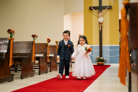 fotografo-em-osorio-litoral-norte-rio-grande-do-sul-felipe-lopes-fotografia-cerimonia-noturna-de-casamento-na-igreja-catolica-fotos-na-chuva-noivos'