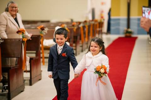 fotografo-em-osorio-litoral-norte-rio-grande-do-sul-felipe-lopes-fotografia-cerimonia-noturna-de-casamento-na-igreja-catolica-fotos-na-chuva-noivos'