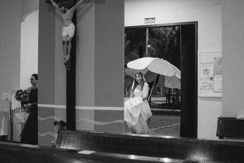 fotografo-em-osorio-litoral-norte-rio-grande-do-sul-felipe-lopes-fotografia-cerimonia-noturna-de-casamento-na-igreja-catolica-fotos-na-chuva-noivos'