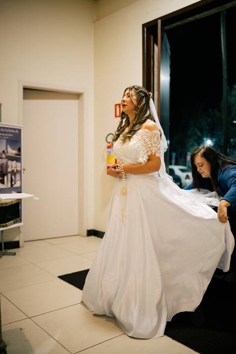 fotografo-em-osorio-litoral-norte-rio-grande-do-sul-felipe-lopes-fotografia-cerimonia-noturna-de-casamento-na-igreja-catolica-fotos-na-chuva-noivos'
