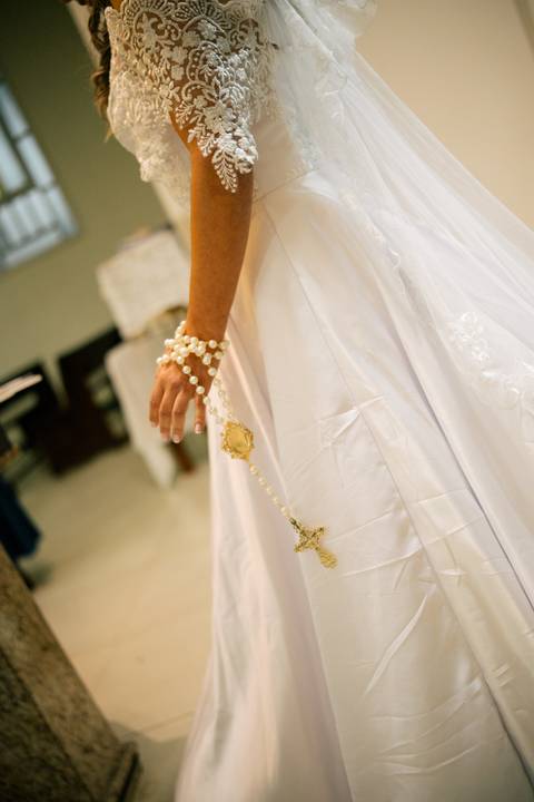 fotografo-em-osorio-litoral-norte-rio-grande-do-sul-felipe-lopes-fotografia-cerimonia-noturna-de-casamento-na-igreja-catolica-fotos-na-chuva-noivos'