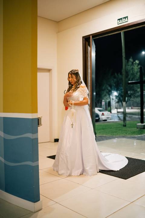 fotografo-em-osorio-litoral-norte-rio-grande-do-sul-felipe-lopes-fotografia-cerimonia-noturna-de-casamento-na-igreja-catolica-fotos-na-chuva-noivos'