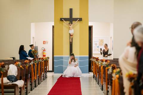 fotografo-em-osorio-litoral-norte-rio-grande-do-sul-felipe-lopes-fotografia-cerimonia-noturna-de-casamento-na-igreja-catolica-fotos-na-chuva-noivos'
