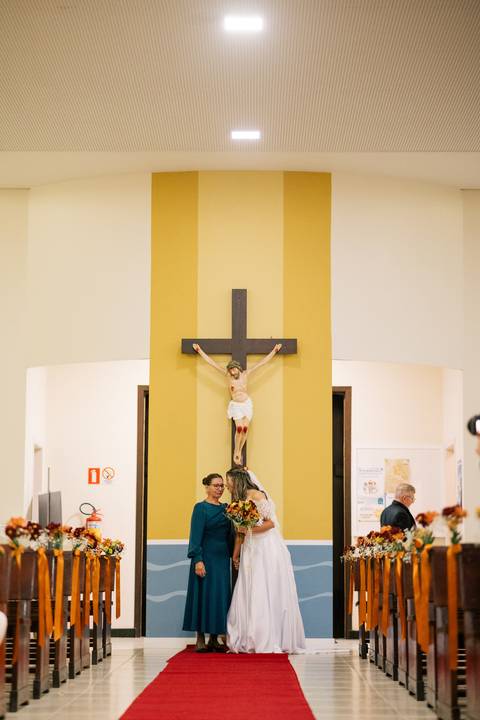 fotografo-em-osorio-litoral-norte-rio-grande-do-sul-felipe-lopes-fotografia-cerimonia-noturna-de-casamento-na-igreja-catolica-fotos-na-chuva-noivos'