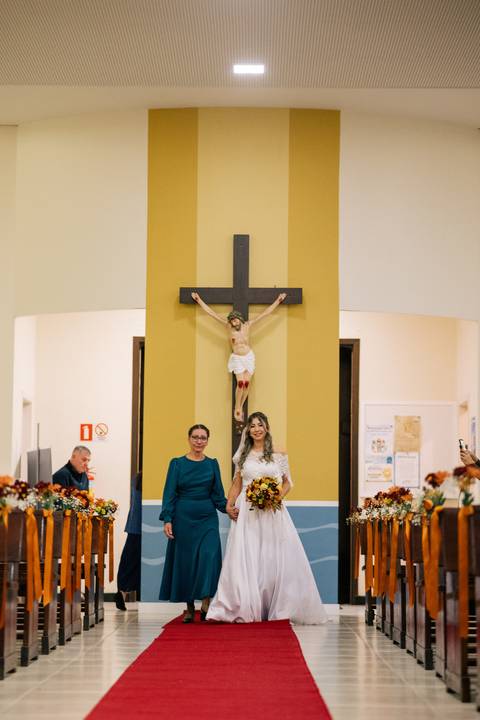 fotografo-em-osorio-litoral-norte-rio-grande-do-sul-felipe-lopes-fotografia-cerimonia-noturna-de-casamento-na-igreja-catolica-fotos-na-chuva-noivos'