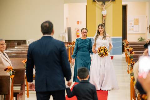 fotografo-em-osorio-litoral-norte-rio-grande-do-sul-felipe-lopes-fotografia-cerimonia-noturna-de-casamento-na-igreja-catolica-fotos-na-chuva-noivos'
