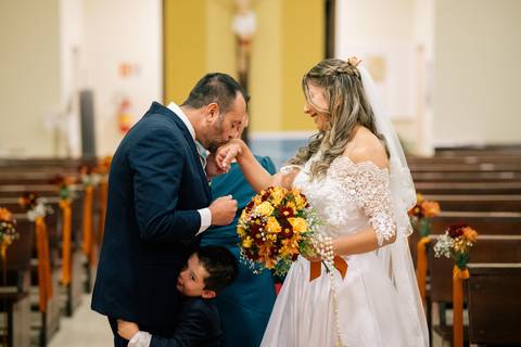 fotografo-em-osorio-litoral-norte-rio-grande-do-sul-felipe-lopes-fotografia-cerimonia-noturna-de-casamento-na-igreja-catolica-fotos-na-chuva-noivos'