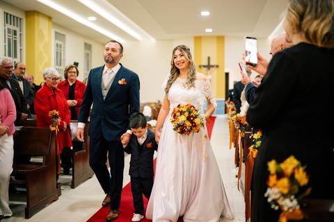 fotografo-em-osorio-litoral-norte-rio-grande-do-sul-felipe-lopes-fotografia-cerimonia-noturna-de-casamento-na-igreja-catolica-fotos-na-chuva-noivos'