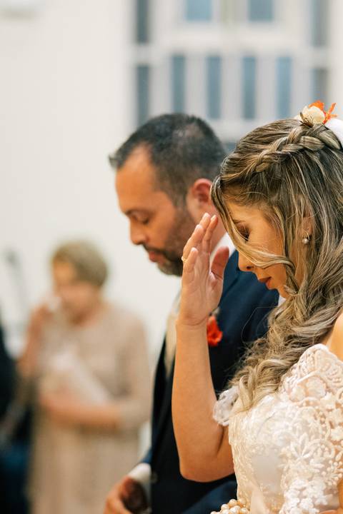 fotografo-em-osorio-litoral-norte-rio-grande-do-sul-felipe-lopes-fotografia-cerimonia-noturna-de-casamento-na-igreja-catolica-fotos-na-chuva-noivos'