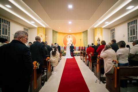 fotografo-em-osorio-litoral-norte-rio-grande-do-sul-felipe-lopes-fotografia-cerimonia-noturna-de-casamento-na-igreja-catolica-fotos-na-chuva-noivos'