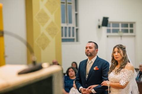 fotografo-em-osorio-litoral-norte-rio-grande-do-sul-felipe-lopes-fotografia-cerimonia-noturna-de-casamento-na-igreja-catolica-fotos-na-chuva-noivos'
