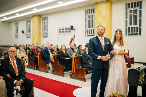 fotografo-em-osorio-litoral-norte-rio-grande-do-sul-felipe-lopes-fotografia-cerimonia-noturna-de-casamento-na-igreja-catolica-fotos-na-chuva-noivos'