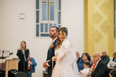fotografo-em-osorio-litoral-norte-rio-grande-do-sul-felipe-lopes-fotografia-cerimonia-noturna-de-casamento-na-igreja-catolica-fotos-na-chuva-noivos'