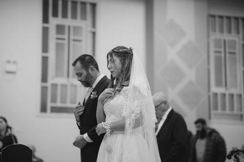 fotografo-em-osorio-litoral-norte-rio-grande-do-sul-felipe-lopes-fotografia-cerimonia-noturna-de-casamento-na-igreja-catolica-fotos-na-chuva-noivos'