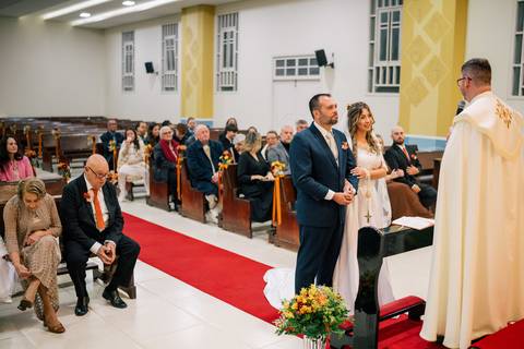 fotografo-em-osorio-litoral-norte-rio-grande-do-sul-felipe-lopes-fotografia-cerimonia-noturna-de-casamento-na-igreja-catolica-fotos-na-chuva-noivos'