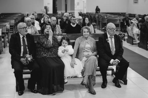 fotografo-em-osorio-litoral-norte-rio-grande-do-sul-felipe-lopes-fotografia-cerimonia-noturna-de-casamento-na-igreja-catolica-fotos-na-chuva-noivos'