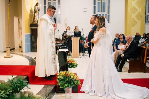 fotografo-em-osorio-litoral-norte-rio-grande-do-sul-felipe-lopes-fotografia-cerimonia-noturna-de-casamento-na-igreja-catolica-fotos-na-chuva-noivos'