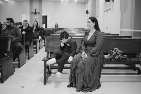fotografo-em-osorio-litoral-norte-rio-grande-do-sul-felipe-lopes-fotografia-cerimonia-noturna-de-casamento-na-igreja-catolica-fotos-na-chuva-noivos'