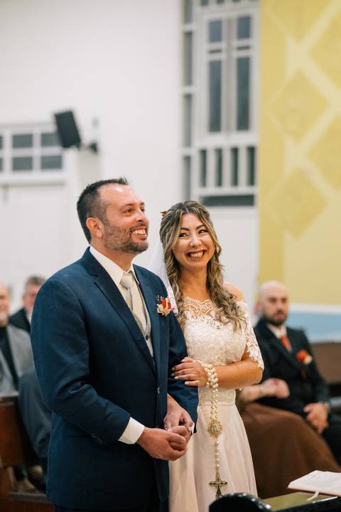 fotografo-em-osorio-litoral-norte-rio-grande-do-sul-felipe-lopes-fotografia-cerimonia-noturna-de-casamento-na-igreja-catolica-fotos-na-chuva-noivos'