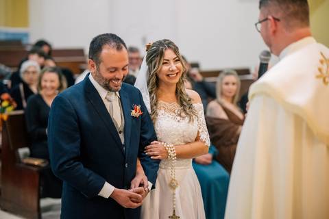 fotografo-em-osorio-litoral-norte-rio-grande-do-sul-felipe-lopes-fotografia-cerimonia-noturna-de-casamento-na-igreja-catolica-fotos-na-chuva-noivos'