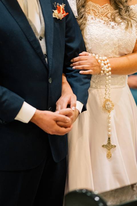 fotografo-em-osorio-litoral-norte-rio-grande-do-sul-felipe-lopes-fotografia-cerimonia-noturna-de-casamento-na-igreja-catolica-fotos-na-chuva-noivos'