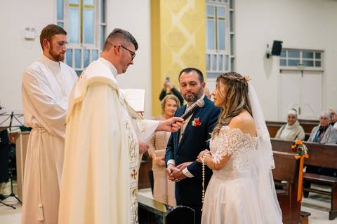 fotografo-em-osorio-litoral-norte-rio-grande-do-sul-felipe-lopes-fotografia-cerimonia-noturna-de-casamento-na-igreja-catolica-fotos-na-chuva-noivos'