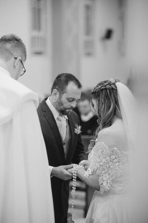fotografo-em-osorio-litoral-norte-rio-grande-do-sul-felipe-lopes-fotografia-cerimonia-noturna-de-casamento-na-igreja-catolica-fotos-na-chuva-noivos'
