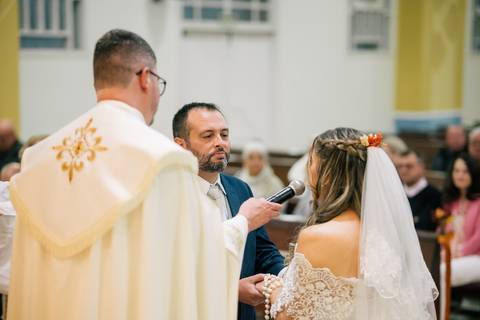 fotografo-em-osorio-litoral-norte-rio-grande-do-sul-felipe-lopes-fotografia-cerimonia-noturna-de-casamento-na-igreja-catolica-fotos-na-chuva-noivos'
