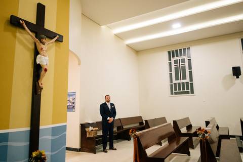 fotografo-em-osorio-litoral-norte-rio-grande-do-sul-felipe-lopes-fotografia-cerimonia-noturna-de-casamento-na-igreja-catolica-fotos-na-chuva-noivos'