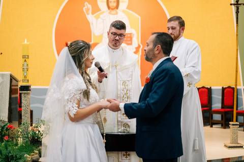 fotografo-em-osorio-litoral-norte-rio-grande-do-sul-felipe-lopes-fotografia-cerimonia-noturna-de-casamento-na-igreja-catolica-fotos-na-chuva-noivos'
