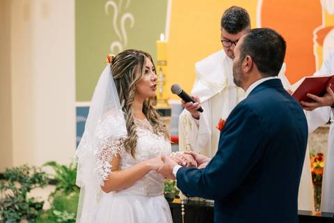 fotografo-em-osorio-litoral-norte-rio-grande-do-sul-felipe-lopes-fotografia-cerimonia-noturna-de-casamento-na-igreja-catolica-fotos-na-chuva-noivos'