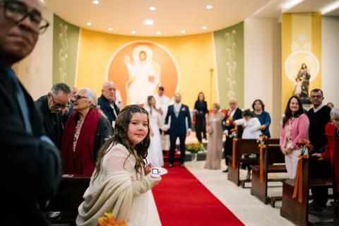 fotografo-em-osorio-litoral-norte-rio-grande-do-sul-felipe-lopes-fotografia-cerimonia-noturna-de-casamento-na-igreja-catolica-fotos-na-chuva-noivos'