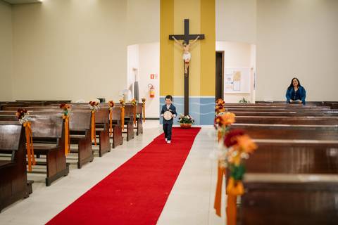 fotografo-em-osorio-litoral-norte-rio-grande-do-sul-felipe-lopes-fotografia-cerimonia-noturna-de-casamento-na-igreja-catolica-fotos-na-chuva-noivos'