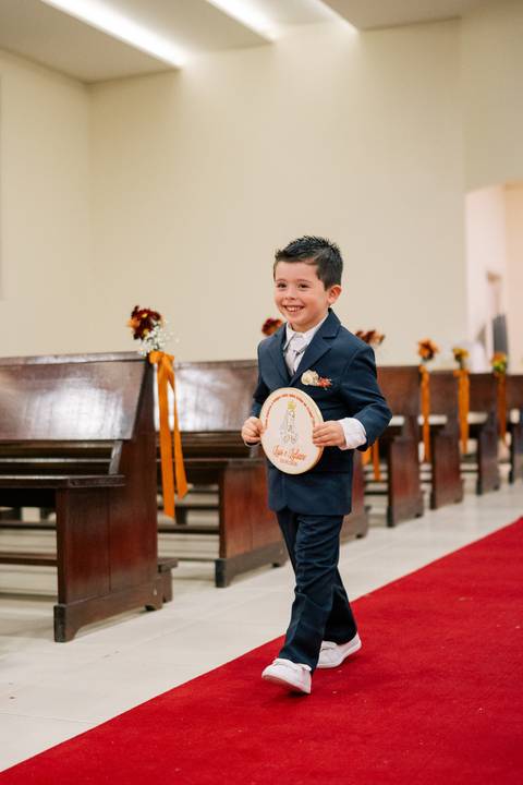 fotografo-em-osorio-litoral-norte-rio-grande-do-sul-felipe-lopes-fotografia-cerimonia-noturna-de-casamento-na-igreja-catolica-fotos-na-chuva-noivos'