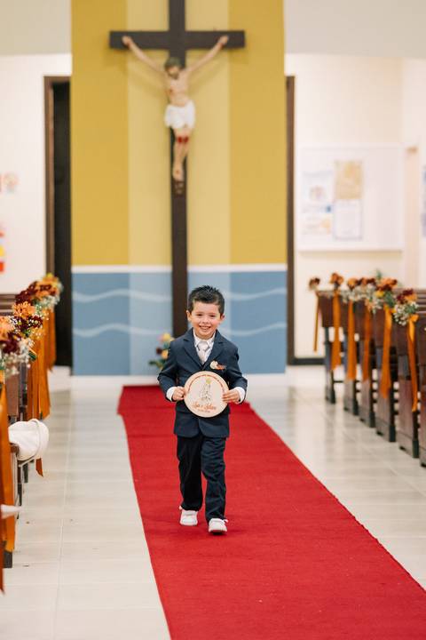 fotografo-em-osorio-litoral-norte-rio-grande-do-sul-felipe-lopes-fotografia-cerimonia-noturna-de-casamento-na-igreja-catolica-fotos-na-chuva-noivos'