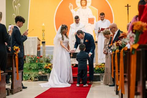 fotografo-em-osorio-litoral-norte-rio-grande-do-sul-felipe-lopes-fotografia-cerimonia-noturna-de-casamento-na-igreja-catolica-fotos-na-chuva-noivos'