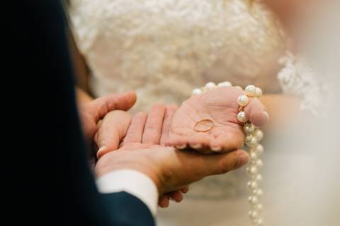 fotografo-em-osorio-litoral-norte-rio-grande-do-sul-felipe-lopes-fotografia-cerimonia-noturna-de-casamento-na-igreja-catolica-fotos-na-chuva-noivos'