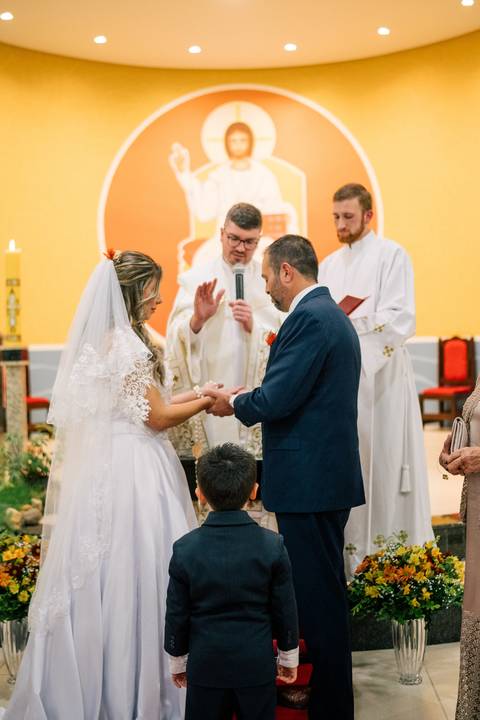 fotografo-em-osorio-litoral-norte-rio-grande-do-sul-felipe-lopes-fotografia-cerimonia-noturna-de-casamento-na-igreja-catolica-fotos-na-chuva-noivos'