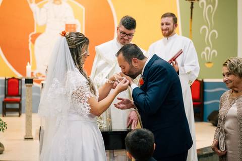 fotografo-em-osorio-litoral-norte-rio-grande-do-sul-felipe-lopes-fotografia-cerimonia-noturna-de-casamento-na-igreja-catolica-fotos-na-chuva-noivos'